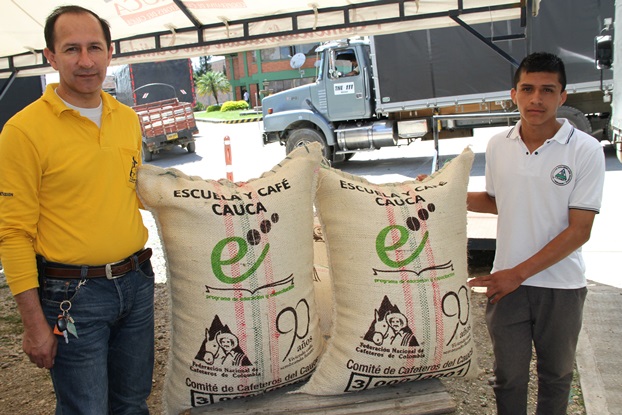 El alumno Jhon Maro, acompañado por su profesor Gabriel Quiroga, llevó a la Cooperativa de Caficultores del Cauca, sus primeros 500 kilos de café pergamino para su comercialización.