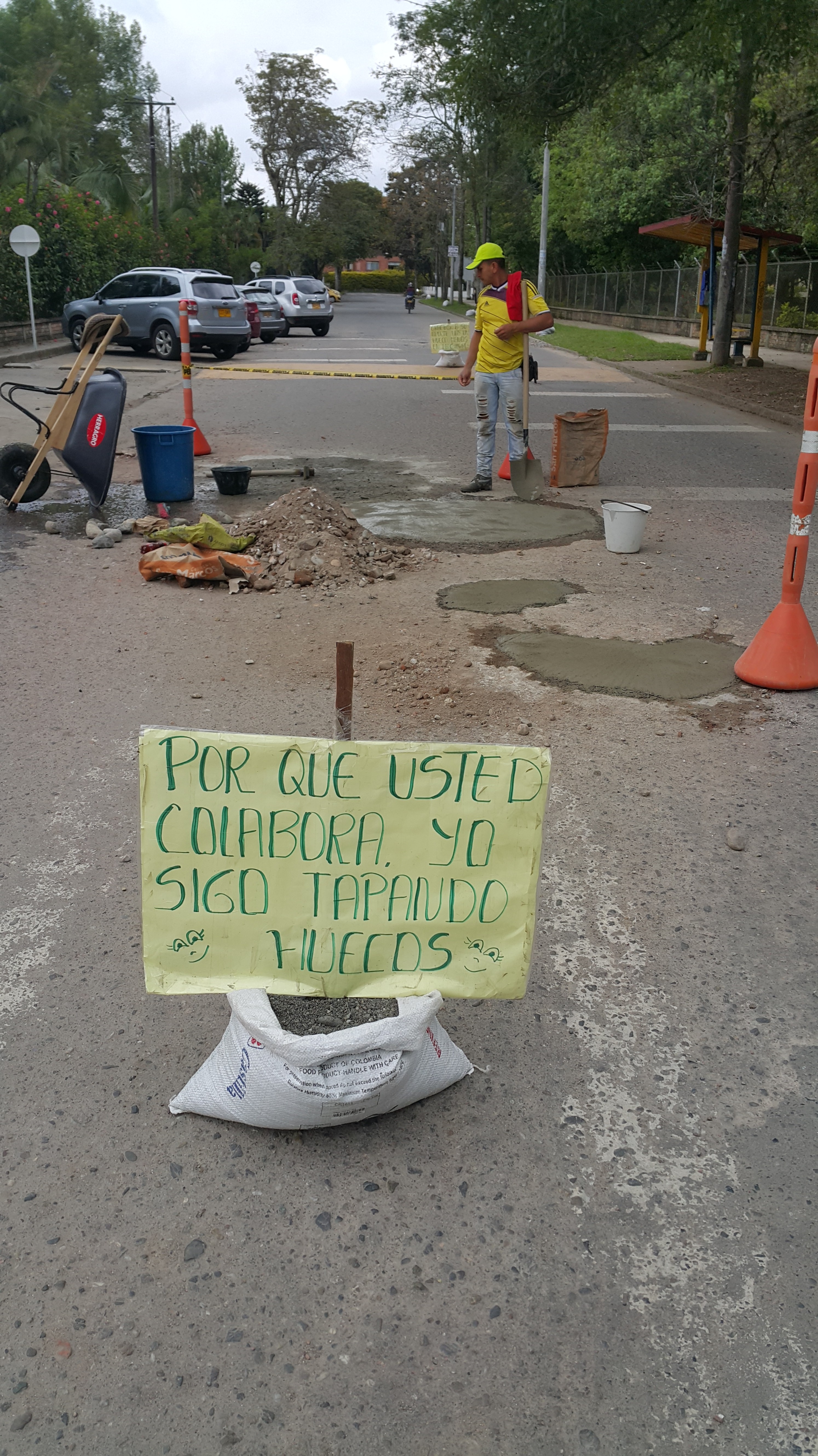 Al sector de Campamento, solo ha acudido el llamado “Tapa Huecos”, cuyo trabajo destruyó aún más el pavimento, como se ve en las demás imágenes.