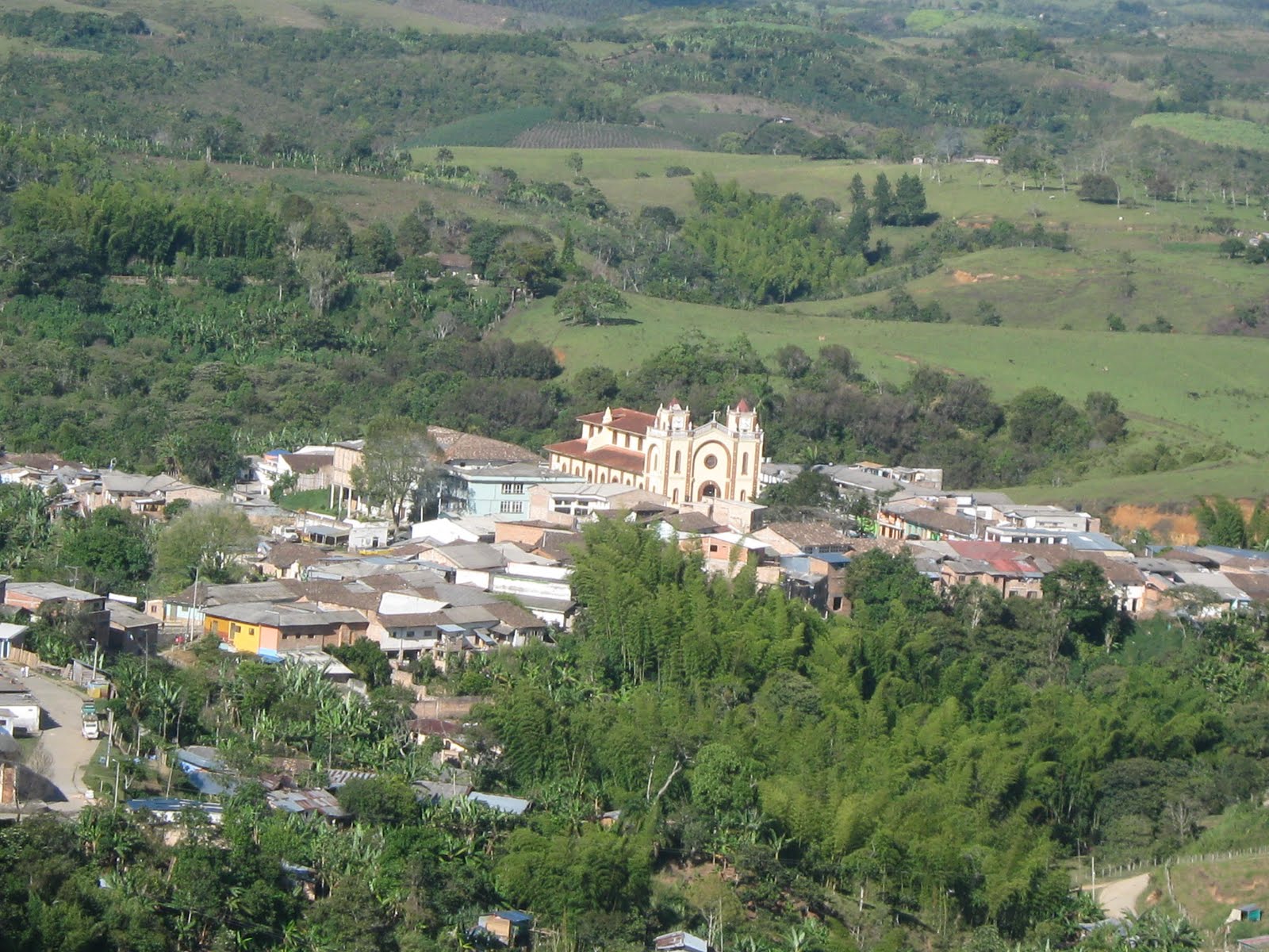 En El Tambo, Cauca, se invertirán recursos de regalías en infraestructura deportiva y tecnificación de líneas agropecuarias.
