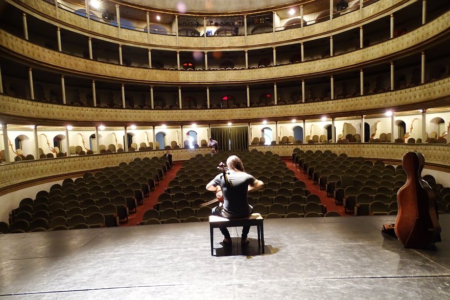 Santiago Cañón Valencia, en ensayo previo al concierto en el teatro Municipal Guillermo Valencia de Popayán.