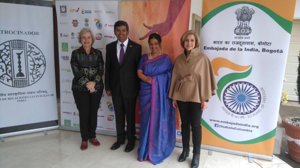 Al cóctel ofrecido por la embajada de India en Colombia, concurrieron la presidenta de la Corporación Gastronómica de Popayán, Sofía Guzmán de Varona y María Leonor Girón, de la junta directiva, quienes aparecen en compañía del embajador, Sr. Prabhat Kumar y su esposa.