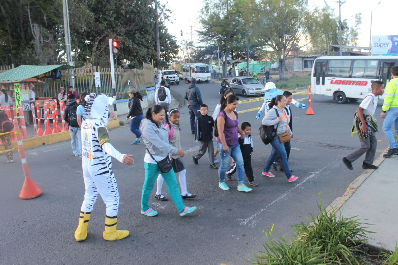 Cebra y Acueman, personajes que adelantan una compaña de cultura vial para orientar a conductores y peatones acerca de las nuevas medidas de tránsito.