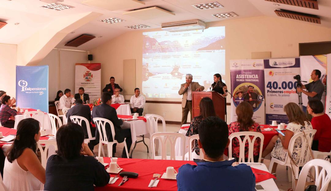 En la Feria Nacional de Empleo y del Empresario participaron 15 empresas y se postularon 300 personas para colocación de empleo.