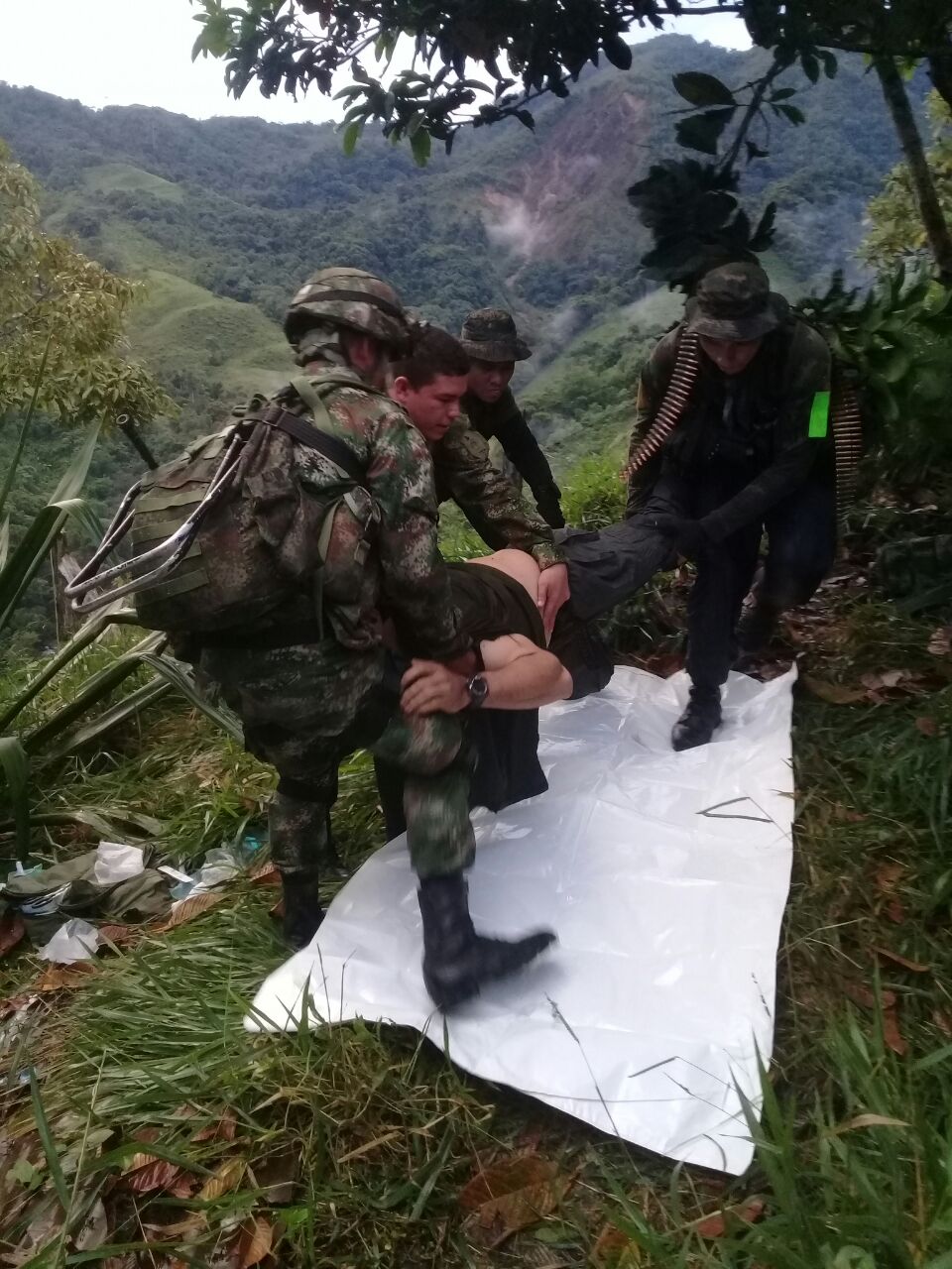El Ejército y la Policía dieron de baja a un sujeto, al parecer ex guerrillero que participó en el asesinato de los policías.