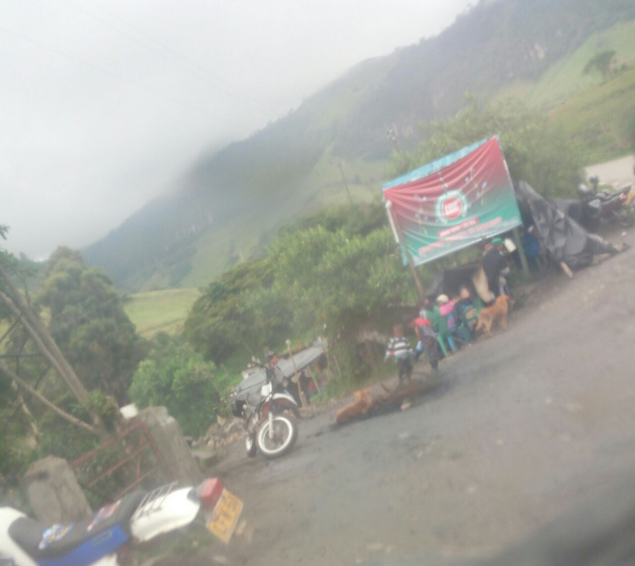 Quienes taponan la vía de acceso y servidumbre de Termales Aguatibia, no dejaron pasar alimentos para los policías que se encuentran en Aguatibia.