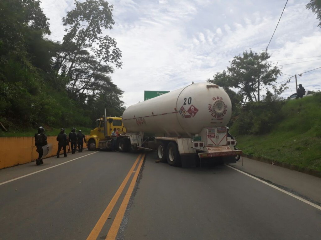 Con vehículos de carga que transitaban por la Panamericana, en las goteras de Popayán, manifestantes la bloquearon.