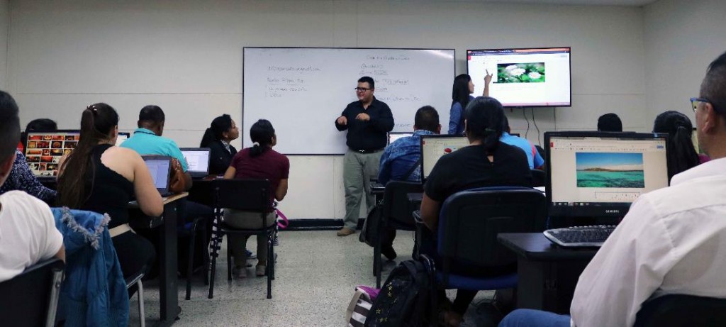 Alumnos con limitación auditiva en clase con el intérprete Brian Eduardo Casas, en Comfacauca.   