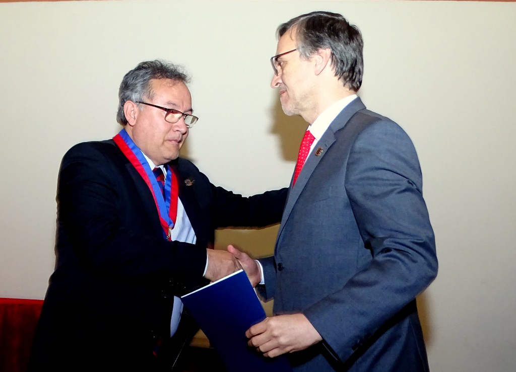 El rector de la Universidad del Cauca, José Luis Diago Franco, felicita a su antecesor, Juan Diego Castrillón.