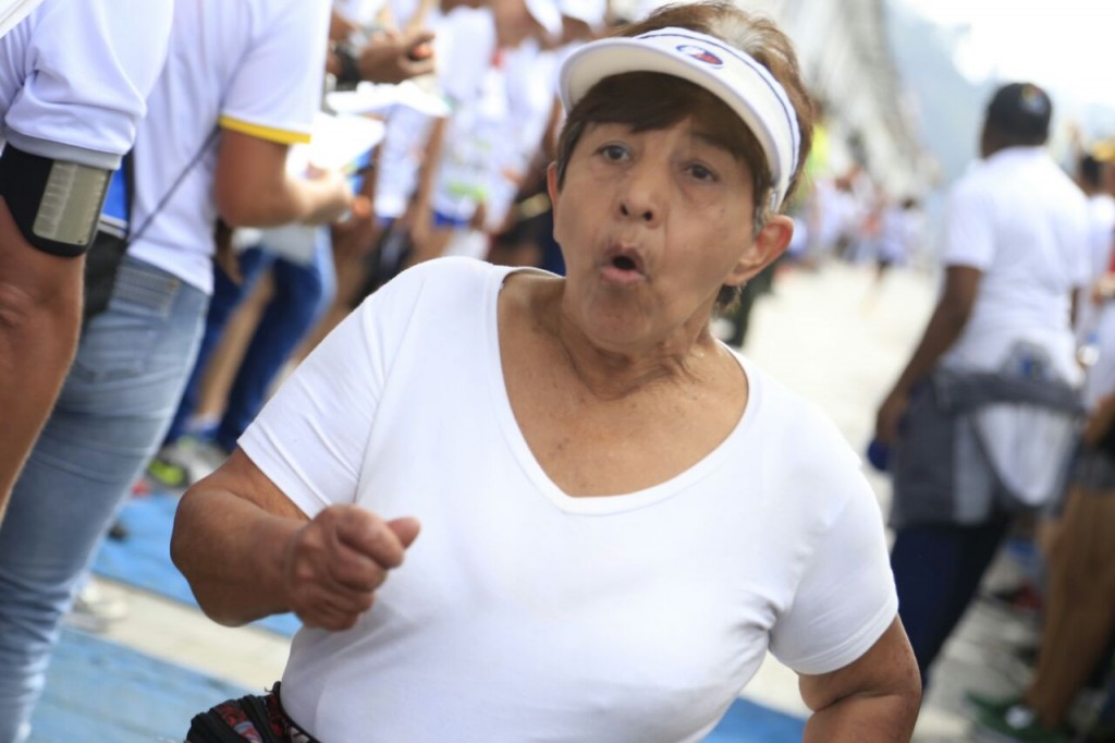Personas de diferentes edades participaron en la Media Maratón.