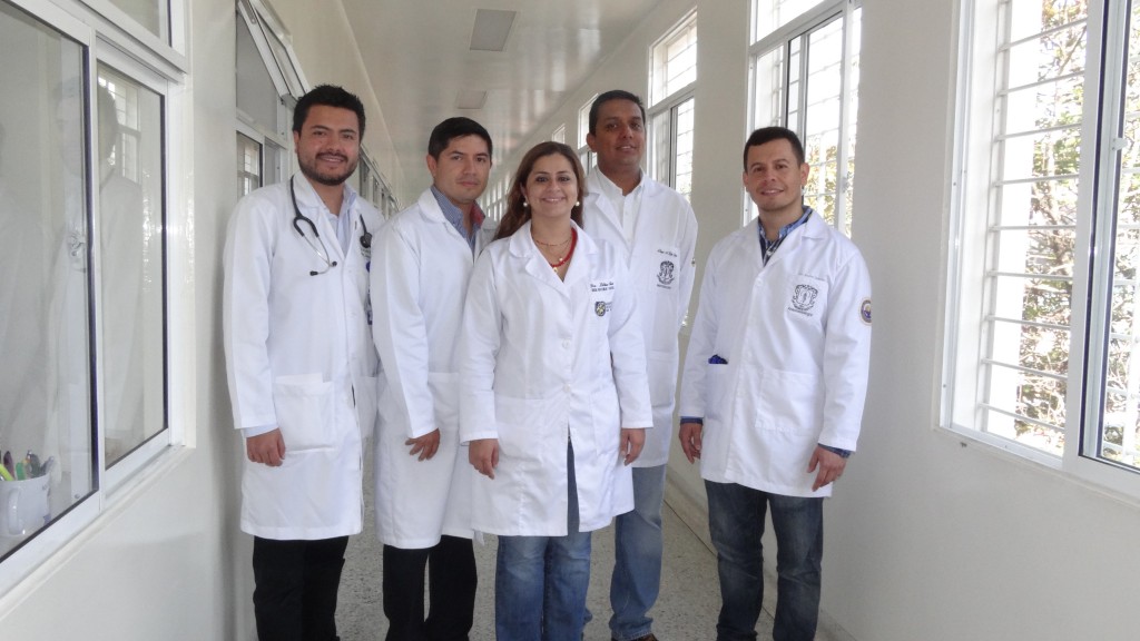 David Ballesteros, nefrólogo; Felipe Muñoz, anestesiólogo; Liliana Caicedo, cirujana de trasplante; Andrés Sánchez, anestesiólogo y Diego Rojas, anestesiólogo, conforman el grupo médico del programa de trasplante de órganos del Hospital Universitario San José.