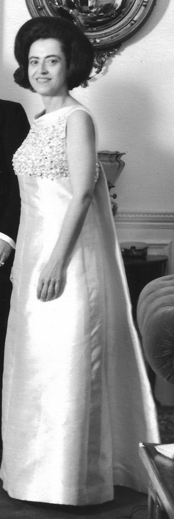 Esta fotografía de Luz Valencia de Uruburu, corresponde a 1968, cuando asistía al Palacio de Buckigham al Baile de la Reina, ofrecido por la soberana de Inglaterra en honor al cuerpo diplomático.