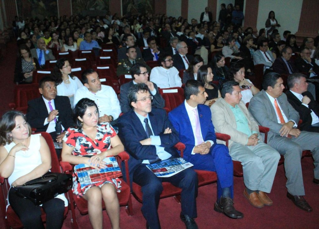 Público asistente a los actos en conmemoración a la fundación de Unicauca.