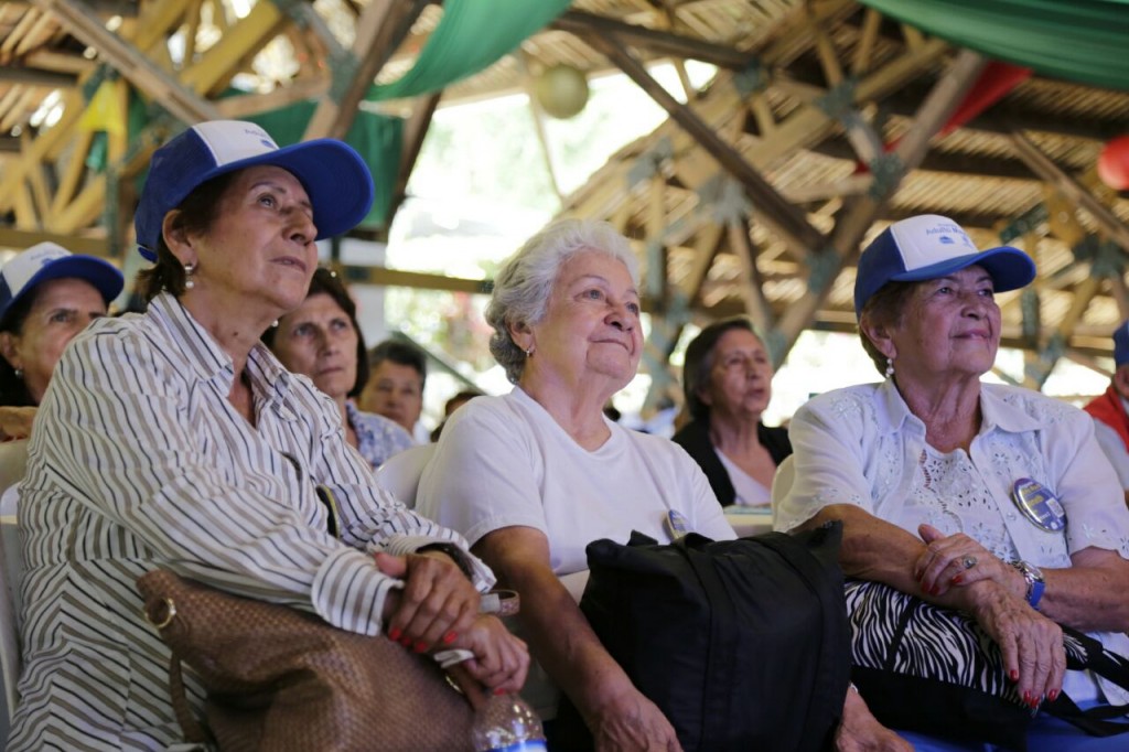 Los adultos mayores de Cali disfrutaron de su día con música, premios y mucha alegría. 