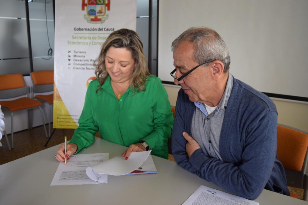 La gerente de Propaís, María Lucía Castrillón y el secretario de Desarrollo Económico del Cauca, Juan Carlos Maya, en la firma del convenio marco.