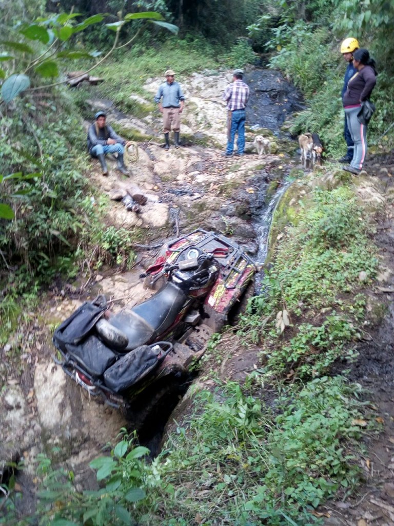 Lugareños auxiliaron al ciudadano accidentado y colaboraron para su traslado. 