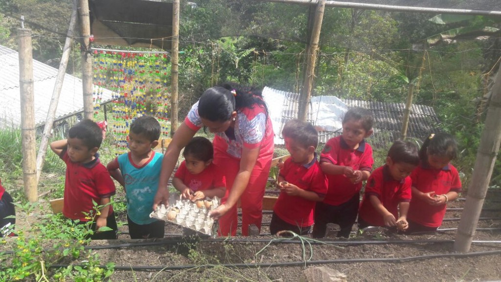 María Adriana Mosquera les enseñó a los niños a preparar la tierra para la siembra con  cáscaras de papa, zanahoria y otros desechos.