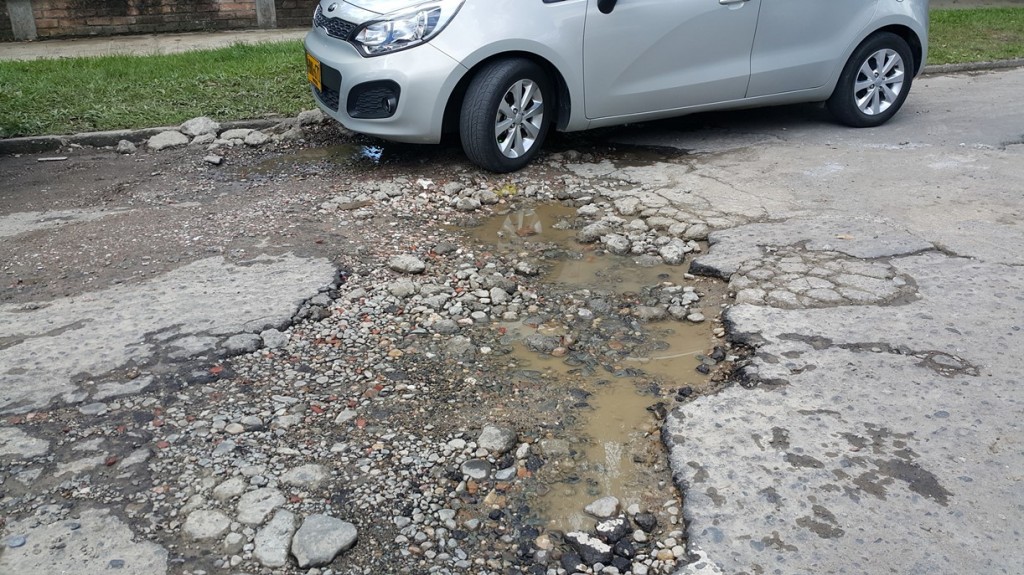 Calles del sector de Campamento en lamentable estado. De vez en cuando personas desempleadas, en busca de algunos pesos, llenan con tierra los huecos y forman barrizales.