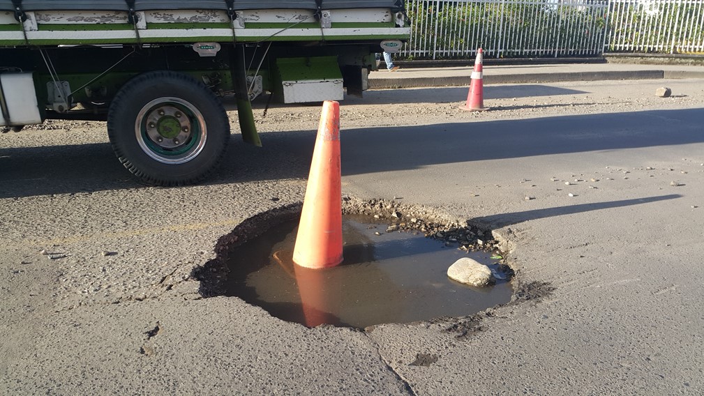 Verdaderos pozos se han formado en distintas vías de la ciudad, como el que muestra esta imagen en la carrera 11 con 17 Norte.