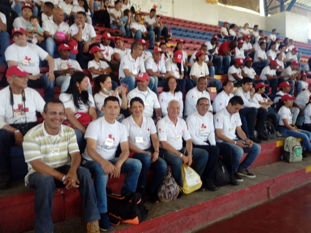 Voluntarios de la Cruz Roja festejaron los 50 años de existencia de la organización.