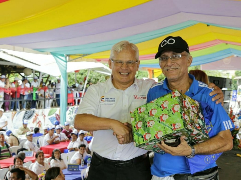 El gerente general del Consorcio Colombia Mayor, Juan Carlos López Castrillón,  entregó premios que se sortearon entre los asistentes.