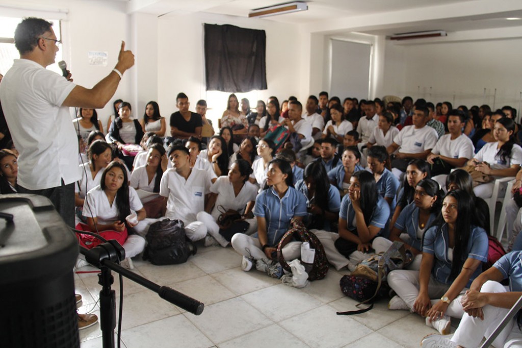 Gabriel con los jóvenes