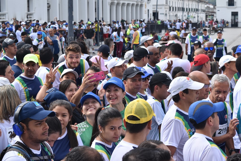 Foto 1 En la linea de partida los participantes de 5 y 10 kilómetros.