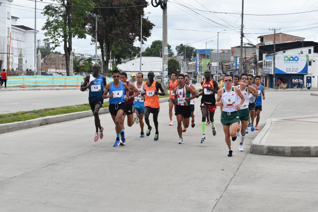 Foto 5 Participantes de los 21 kilómetros, entre ellos los corredores de kenia.