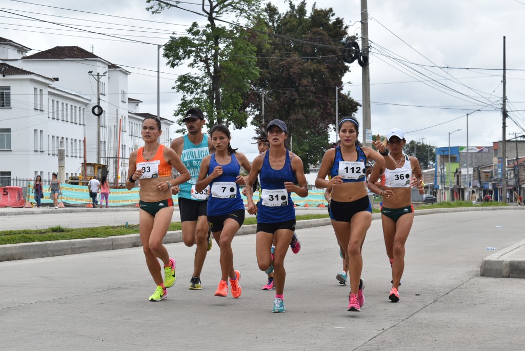 Foto 6 Las mujeres fuertes participantes en la competencia.
