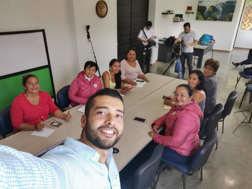 Jesús David Meneses Sánchez, en compañía de mujeres caficultoras del Cauca, las primeras en validar la versión inicial del aplicativo Agenda Cafetera.