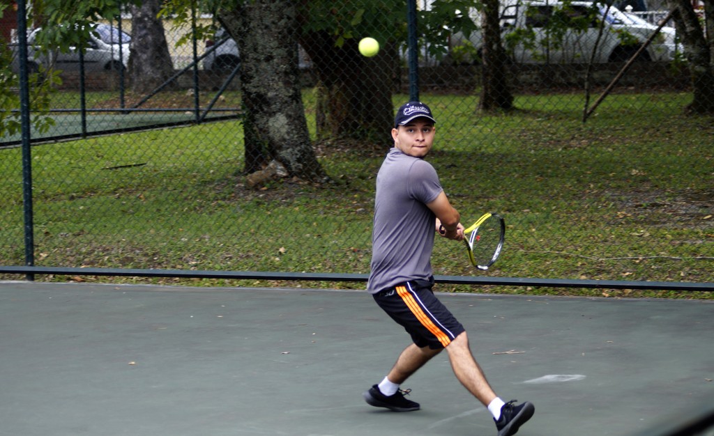 El tenista Fabián Gaviria, categoría cuarta, se impuso en dos sets 7- 6 y 6 – 4 a su rival Fabián Bolaños. 