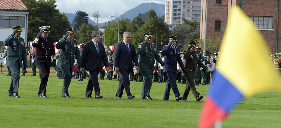 En la Escuela Militar de Cadetes en Bogotá, el presidente Iván Duque y la cúpula militar y de Policía en la ceremonia de honores al nuevo ministro de Defensa, Carlos Holmes Trujillo.