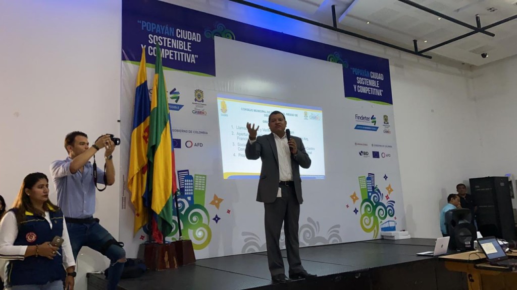 Exposición del secretario de Planeación Municipal, Francisco Zúñiga, en la entrega del estudio de patología estructural del edificio Anarkos.