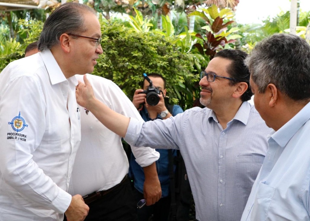 El procurador general de la Nación, Fernando Carrillo y el alto Comisionado para La Paz, Miguel Ceballos, en Santander de Quilichao, con ocasión de la Mesa de Diálogo en la que escucharon las posturas de los delegados de las comunidades.