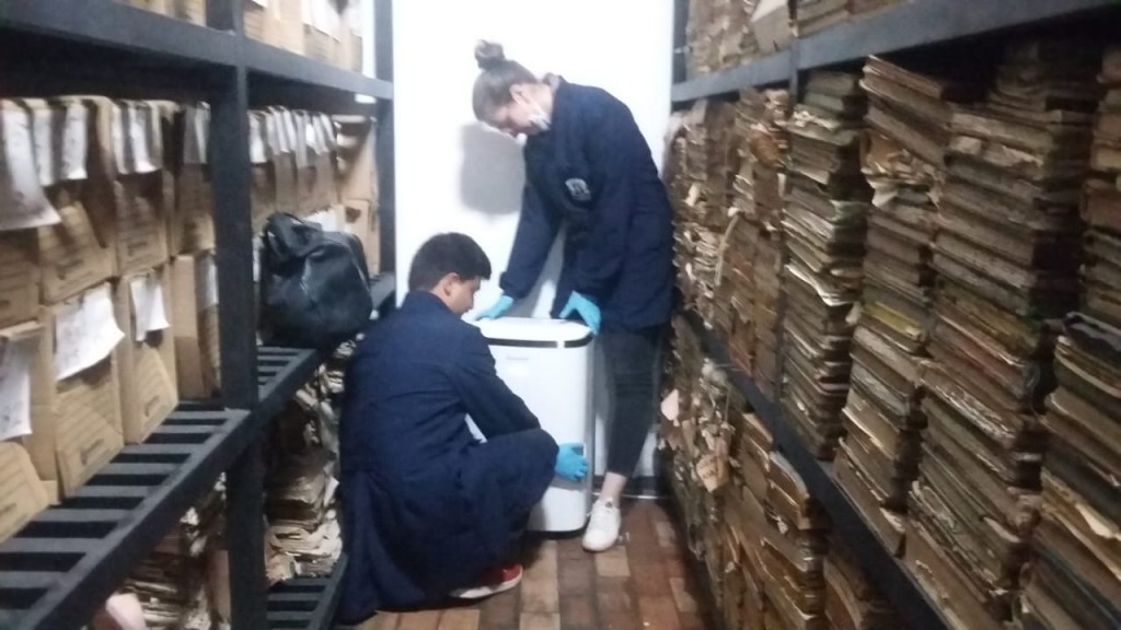 Los deshumidificadores trabajan con otros equipos llamados dataloggers o medidores automáticos que registran la temperatura y la humedad. En la gráfica los historiadores Ana María Castro Hartmann y Miguel Antonio Arroyo, catalogadores del Archivo Histórico.