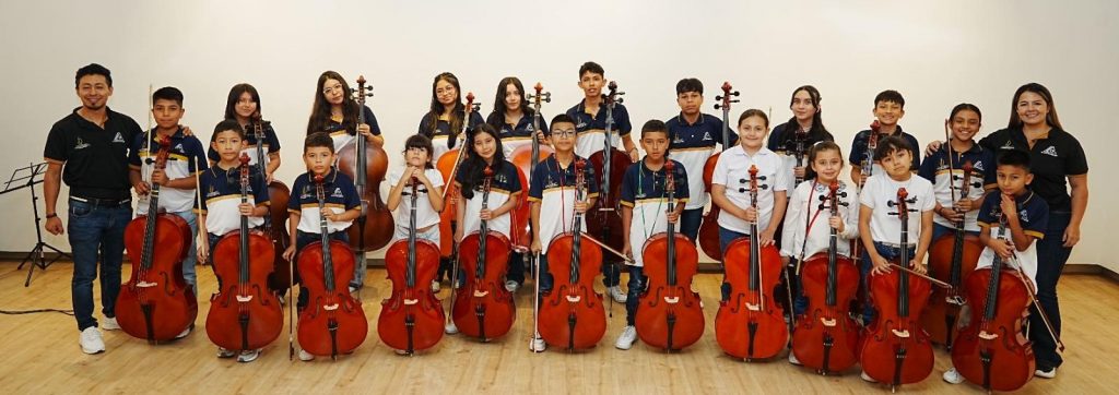 Los jóvenes músicos, que interpretaron una pieza en conjunto, mostraron su talento y dedicación al violoncelo. Los participantes, provenientes del Colegio Técnico Comfacauca y de instituciones vinculadas a las Jornadas Escolares Complementarias (JEC)